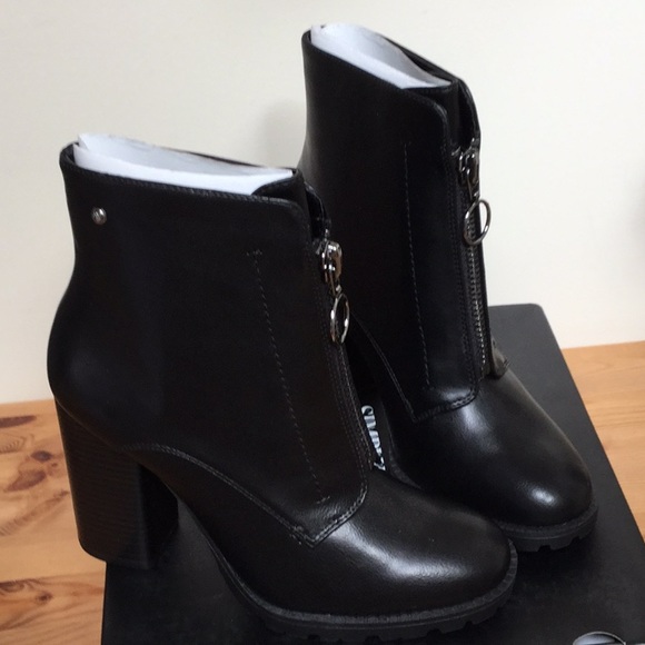 Simply Vera Vera Wang Shoes - NIB Simply Vera Blk Boots Sleek Front Pull Zipper
